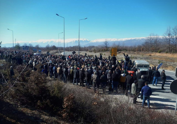 Незадоволството кулминира: Јаболкопроизводителите од Преспа излегоа на протест