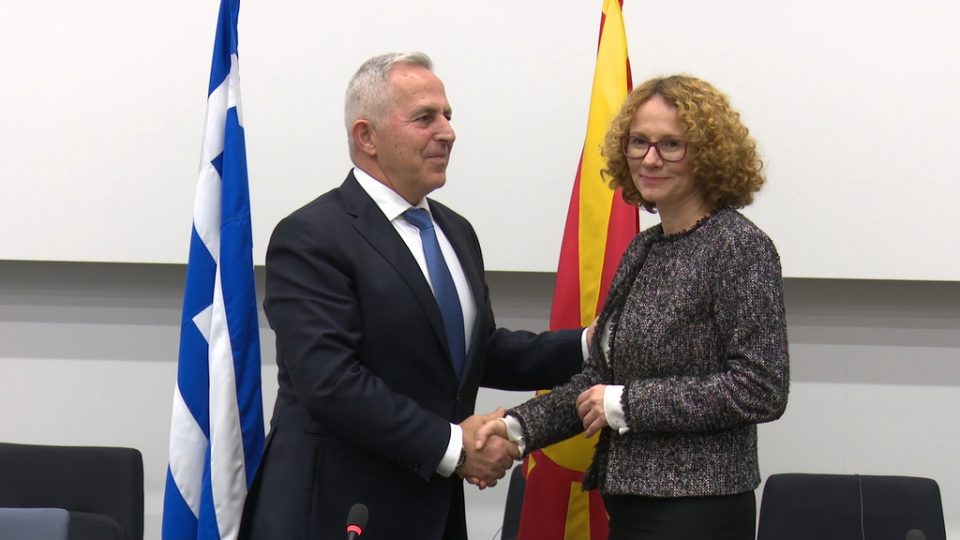 Средба Шеќеринска-Апостолакис во Брисел: Ќе се зајакне соработката преку трансфер на знаење и заеднички воени вежби