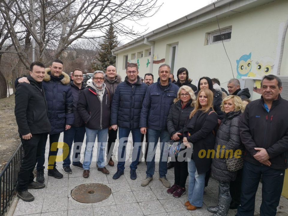 Мицкоски: Не коментирам закани од кукавици