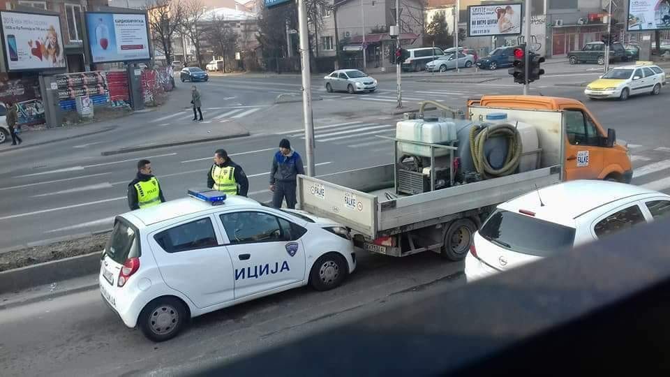 Полициско возило се судри со камион