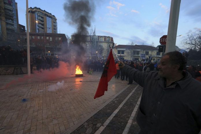 Ескалираат протестите во Тирана, демонстрантите се обидоа да влезат во Парламентот