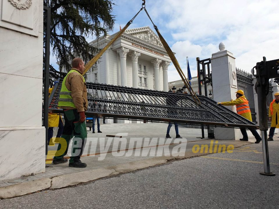 Отстранетата ограда не генерирала нови трошоци, се чувала во државен магацин