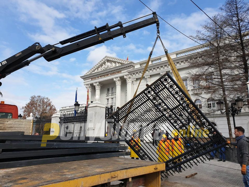 Референдум или анкета? Како граѓаните ќе одлучуваат за судбината на оградата