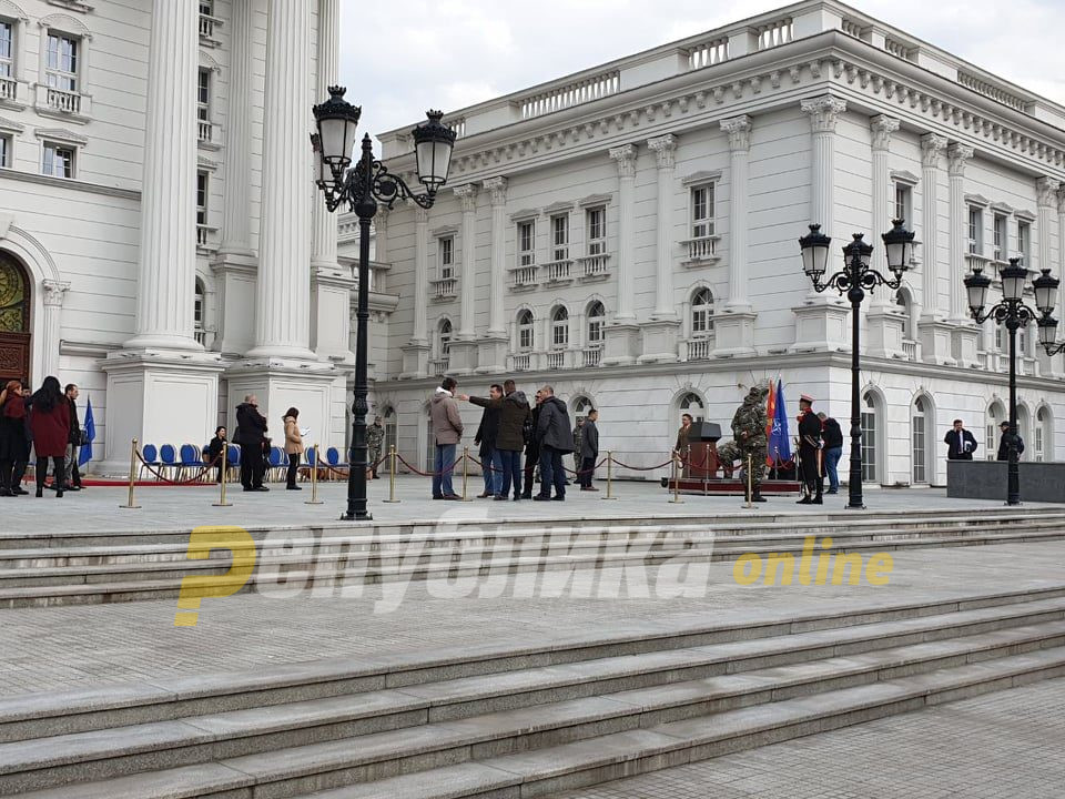 Нема никакви тајни преговори, македонските позиции се јасно и гласно декларирани, велат од Владата