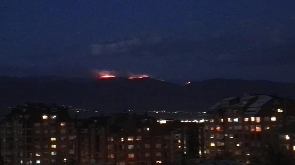 Чад и оган вечерва во Скопска Црна Гора: Гори ниска мешана шума и бор