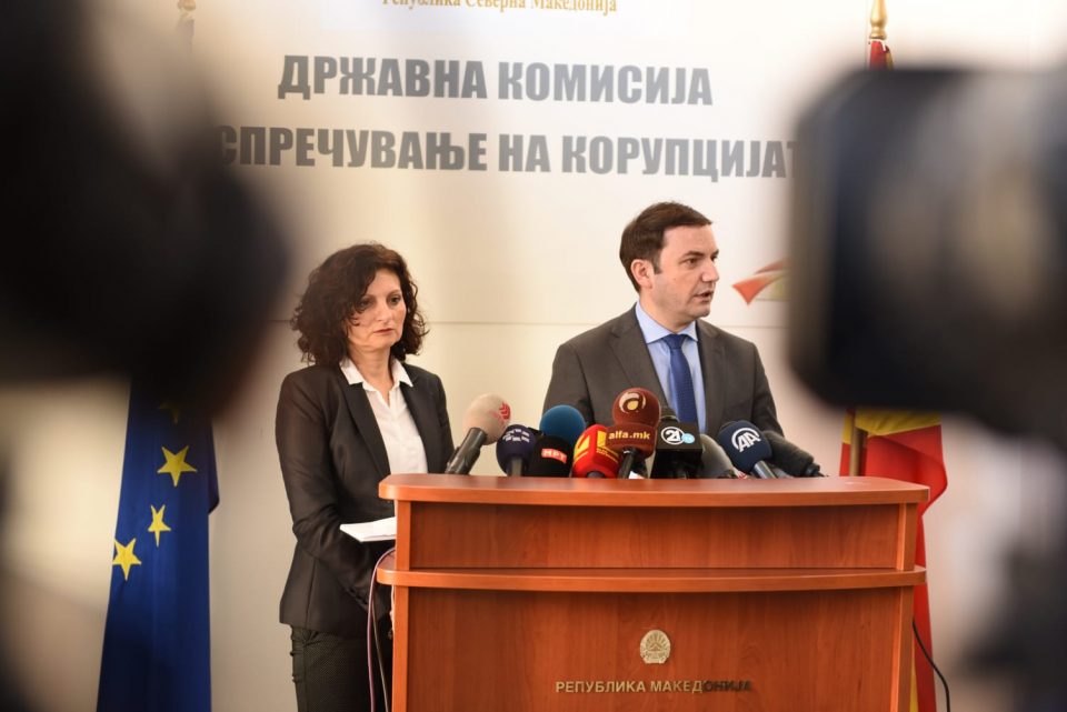 Фотографирајте функционери со службени возила на митинзи