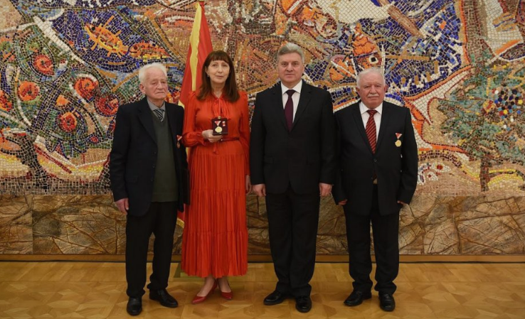 Претседателот Иванов додели Медал за заслуги за Македонија на тројца лингвисти и македонисти
