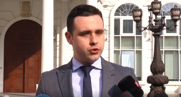 “Манулаќ” во ВМРО-ДПМНЕ пречекан со „Нешто ќе те питам, бабо”