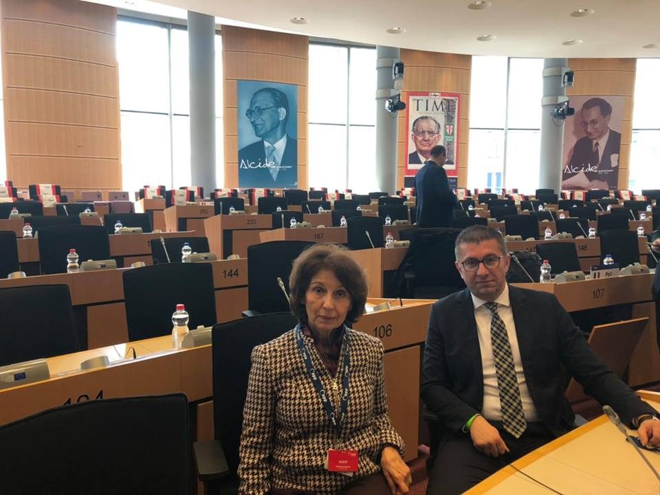 Мицкоски со професорката и идна претседателка на Република Македонија на политичкото собрание на ЕНП