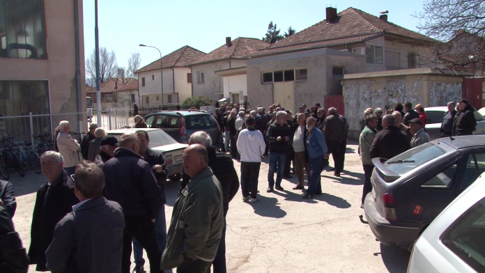 Во „Еурокомпозит“ не зеле плата 6 месеци: Директорот крена раце, си поднел оставка, а Владата нема слух за нас