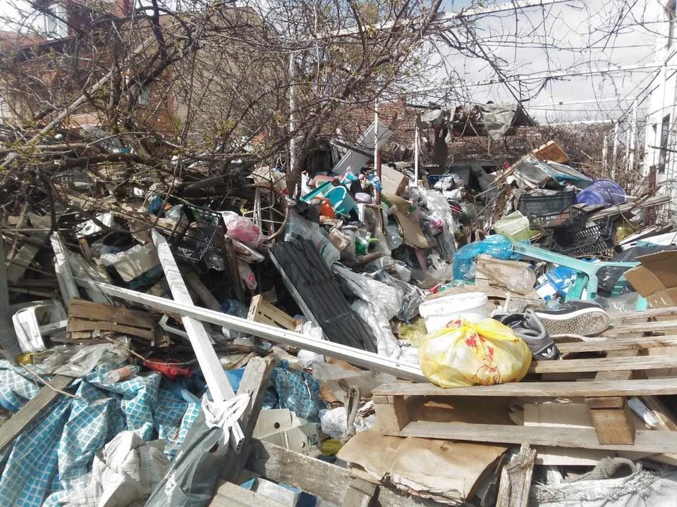 Дојдоа и му го исчистија ѓубрето од дворот