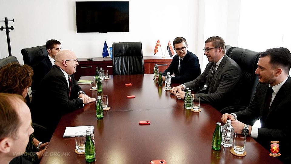 Мицкоски на средба со Рикер