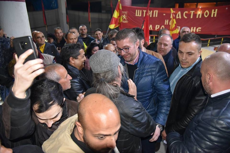 Истокот на нозе против власта, во еден глас стотици луѓе со Мицкоски: Македонија!