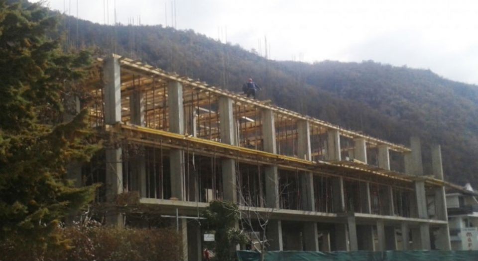 Тешко повpeдениот работник работел во нелегалниот хотел на Лагадин