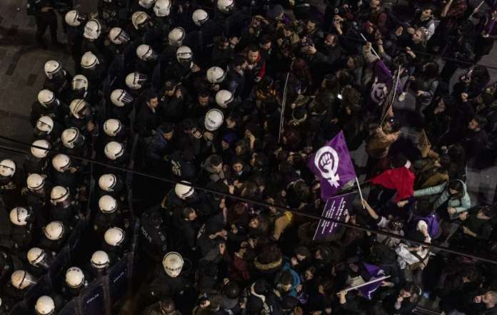 Полицијата во Истанбул со солзавец спречи марш на жените