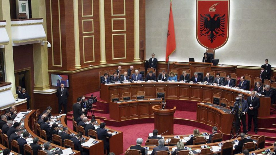 Протестот на опозицијата во Тирана почна тензично