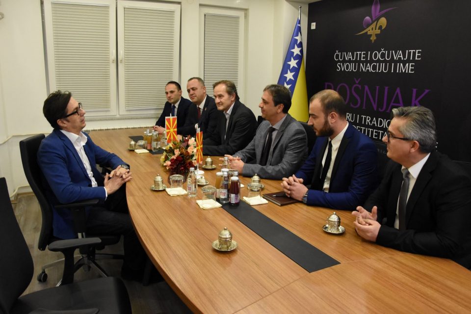 Бошњаците го дочекаа Пендаровски со порака: Сочувајте ја својата нација и име