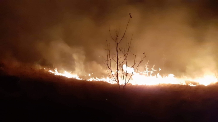 Пожарот кај Љуботенски бачила ќе се гасне со авиони, се шири пожарот кај Лакавица