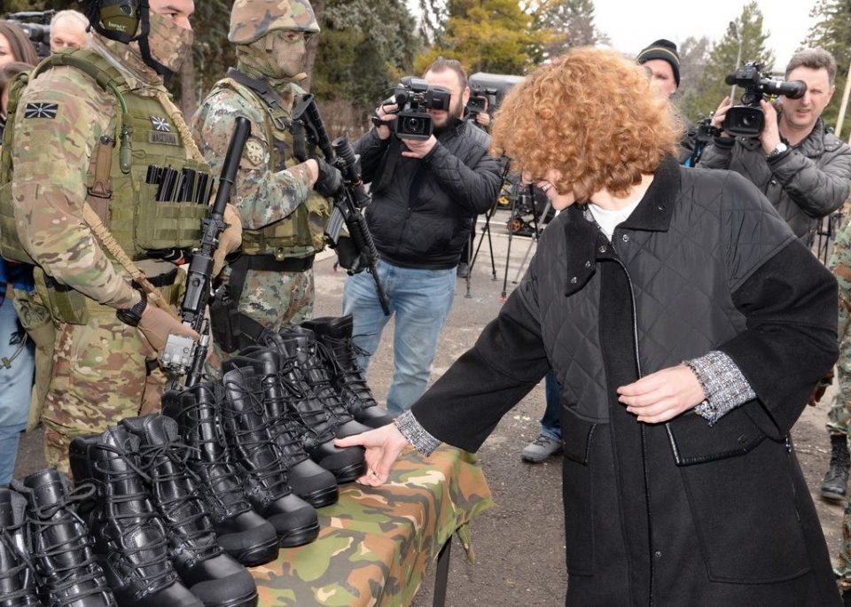 Шекеринска: Очекувам сите да гласаат за Законот за одбрана