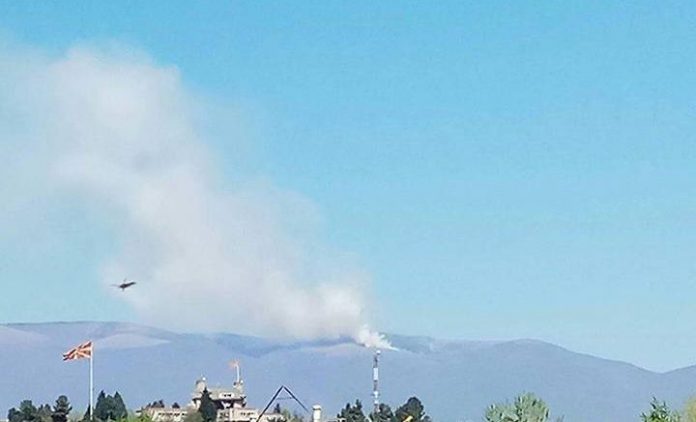 Сè уште трае борбата со пожарот во Скопска Црна Гора