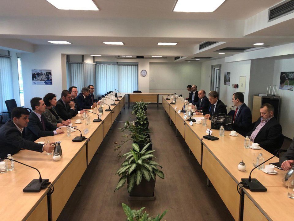 Мицкоски на ручек со европратениците: Власта наметнува недемократски амбиент и поделеност на општеството