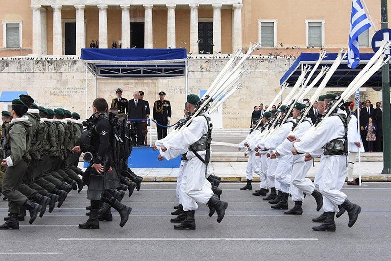 Паролата „Македонија е грчка“ забранета на воената парада во Атина