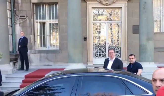 Од главниот влез, во службена кола: Вучиќ ја напушти зградата на Претседателството