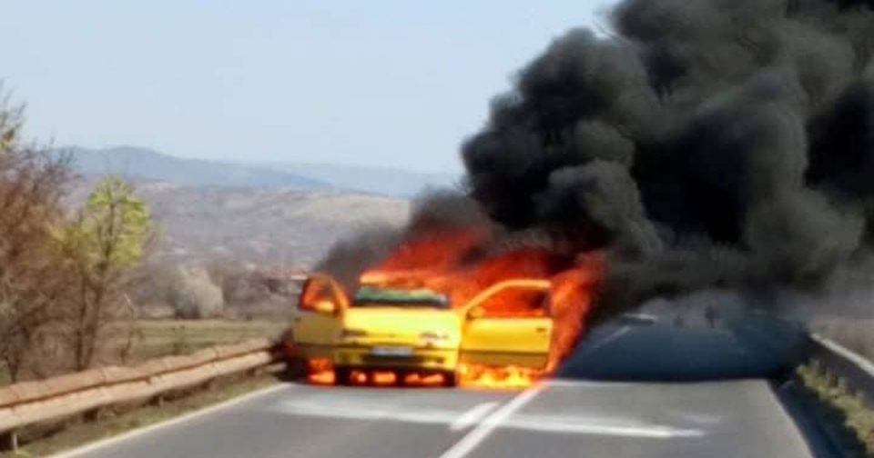 Автомобил се запали на патот кај Облешево