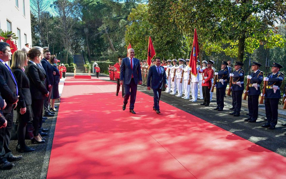 Македонците и Албанците стоиме рамо до рамо во добри и лоши денови