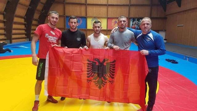 На Европско првенство во борење во Романија, нашиот селектор и репрезентативецот се сликаа со знаме на Албанија