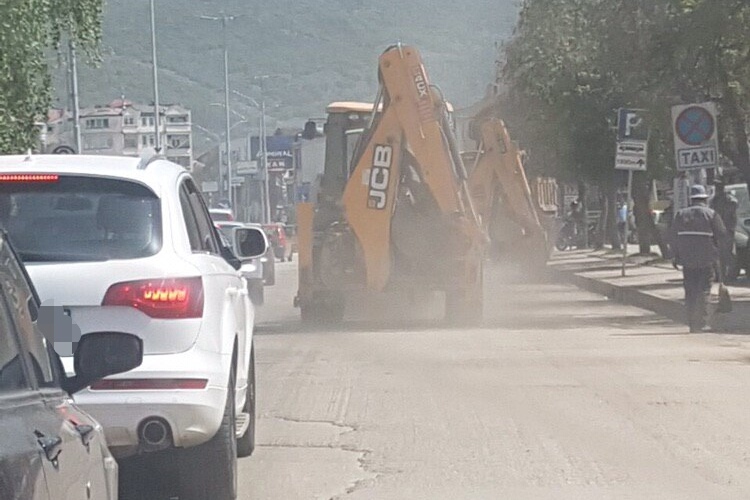 Охрид гостите за Велигденските празници ги дочека со сообраќаен хаос и ѓубре