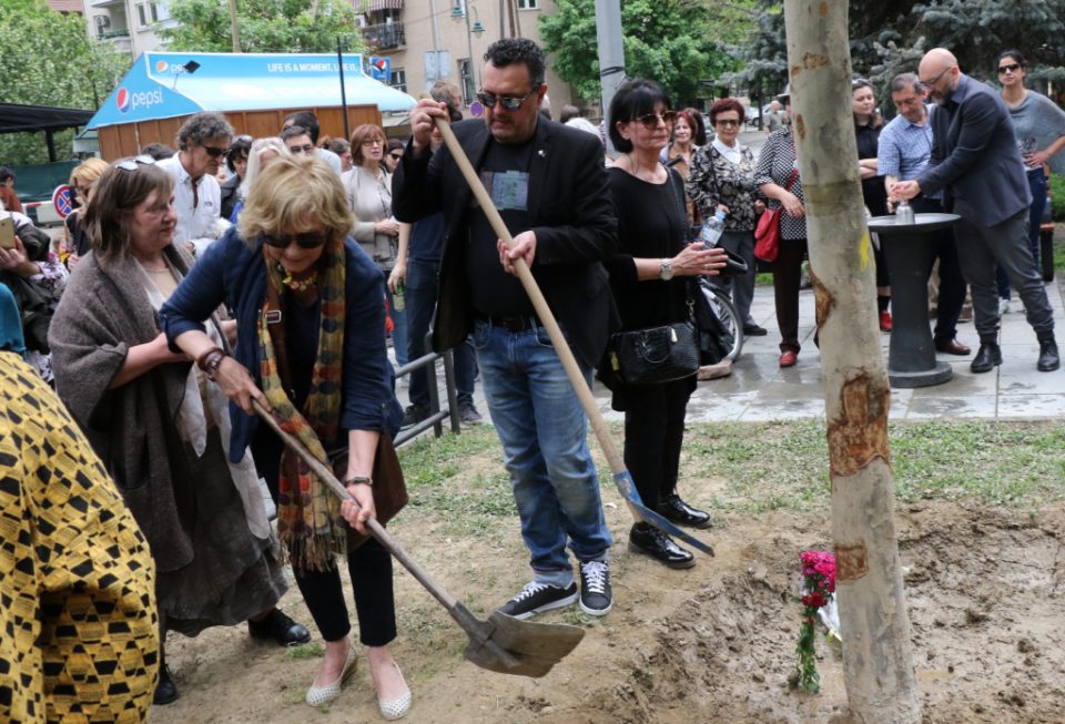 Пишувањето е лесно, само зјапај во празна страница додека не ти прокрвари челото