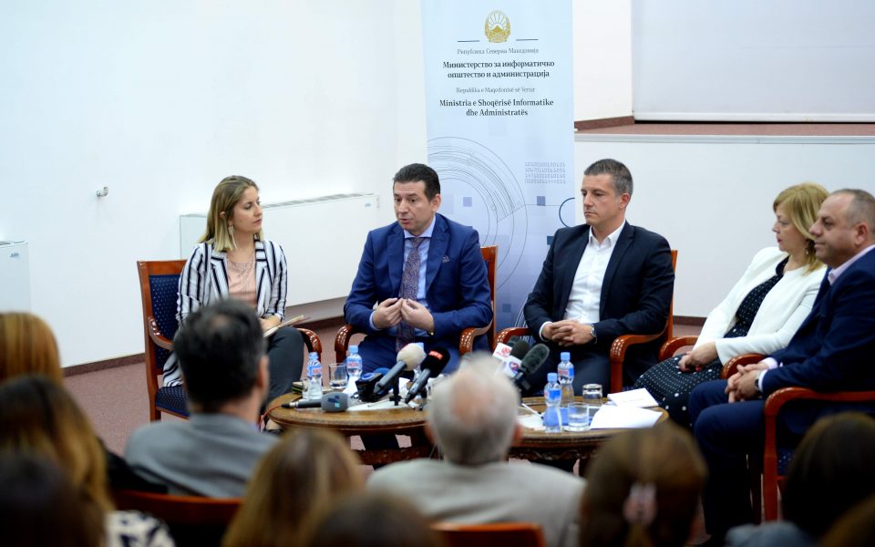 Што ќе содржи новиот закон за јавни службеници