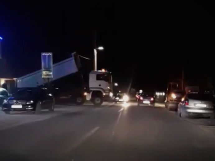 Антикорупциска се слушаме? Во Охрид во сред изборна кампања, СДСМ и Константин за глас повеќе асфалтираат улици во вечерните часови