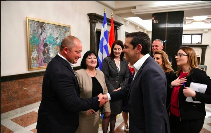 Ни срам ни перде, само радост, луѓенца!