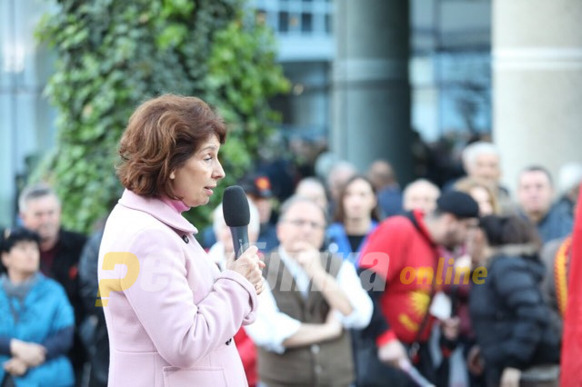 Во Македонија, политичарите и менаџерите на оваа власт во 90-тите ги изедоа граѓаните и работниците