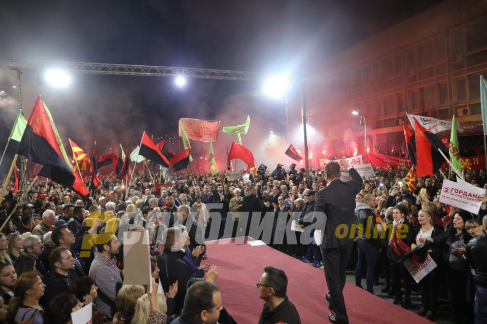 Славје пред седиштето на ВМРО-ДПМНЕ, голем број на граѓани ја слават победата