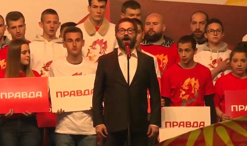 Илјадници срца чукаат во еден ритам кога Дурловски пее „Денес над Македонија се раѓа“