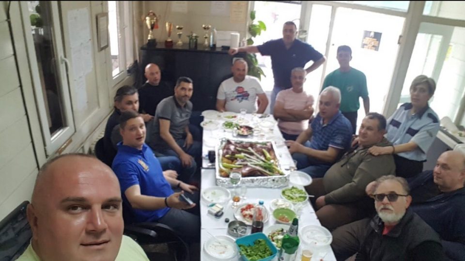 Во работно време, синот на Фрчковски директорот на ПУИК со вработените мeзaт пpaceчко пeчeњe