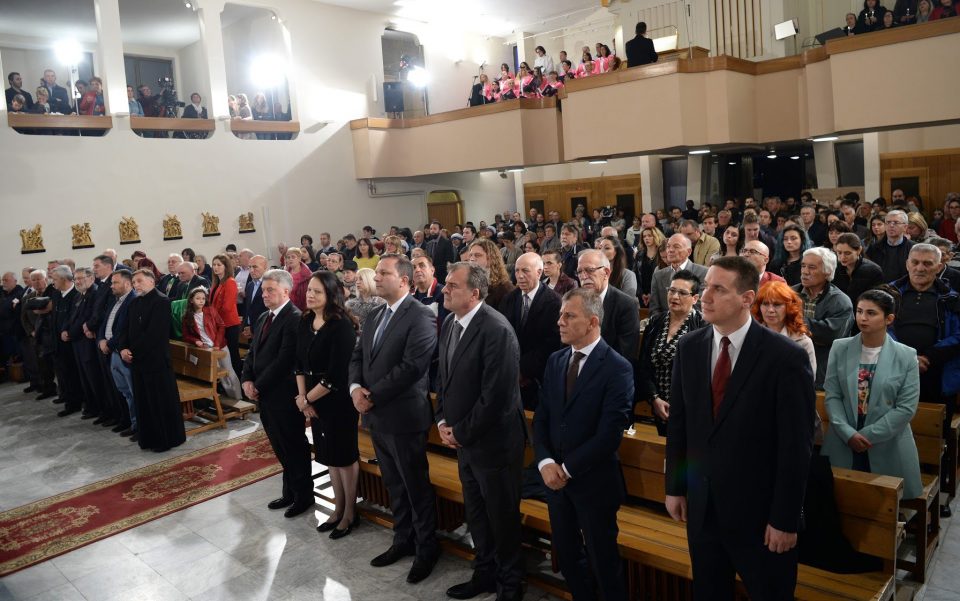 Заев им го честита Велигден на католиците