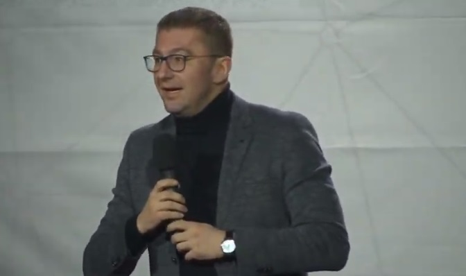 Мицкоски до Заев: Врати ги парите, а дотогаш ќе мора да му се радуваш на селфито со Ципрас