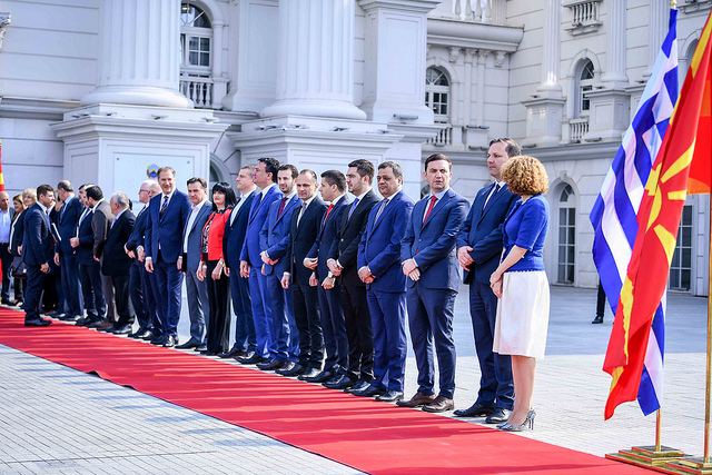 Шекеринска се дотера за гостите од Грција: Избрала модна комбинација во боите на грчкото знаме