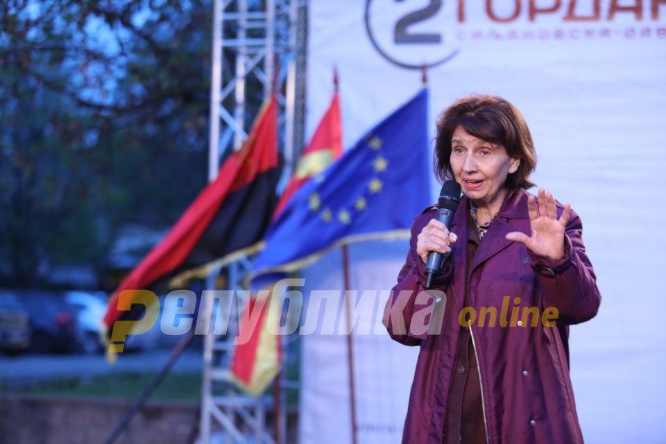 Сите службеници на полагање на државен испит, па да видите кој е квалификуван и кој е стручен