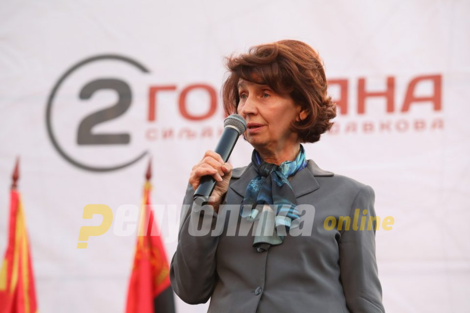 Власта немаше храброст да ги праша граѓаните дали се за промена на уставното име на државата