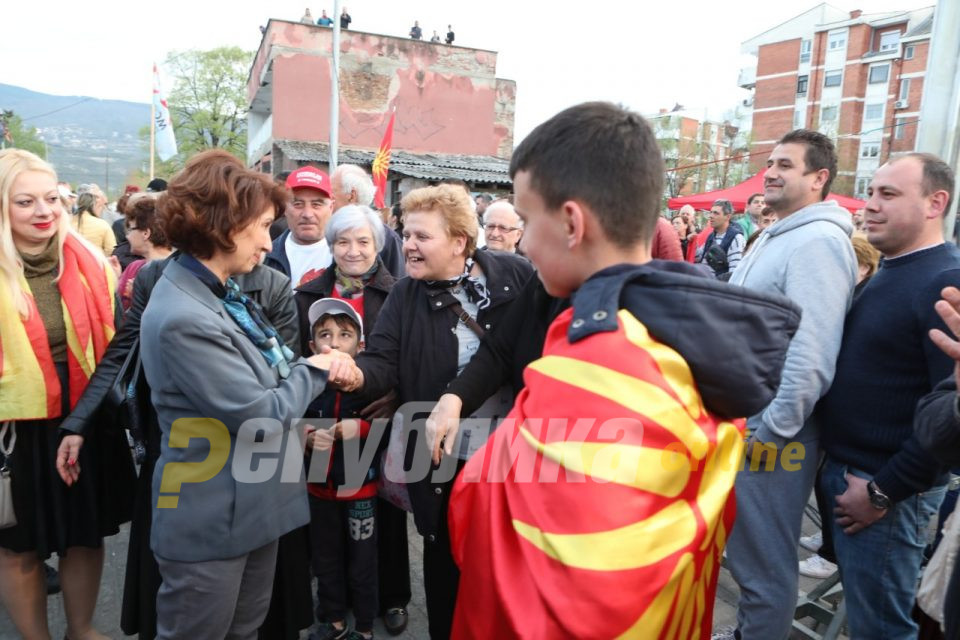 До бојкотирачите: Поддржете ме, за името истото го чувствуваме