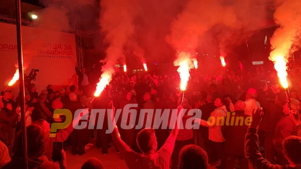 Додека луѓето крварат и мака мачат како први со први да го скрпат, тие скијаат и шопингуваат во Дубаи