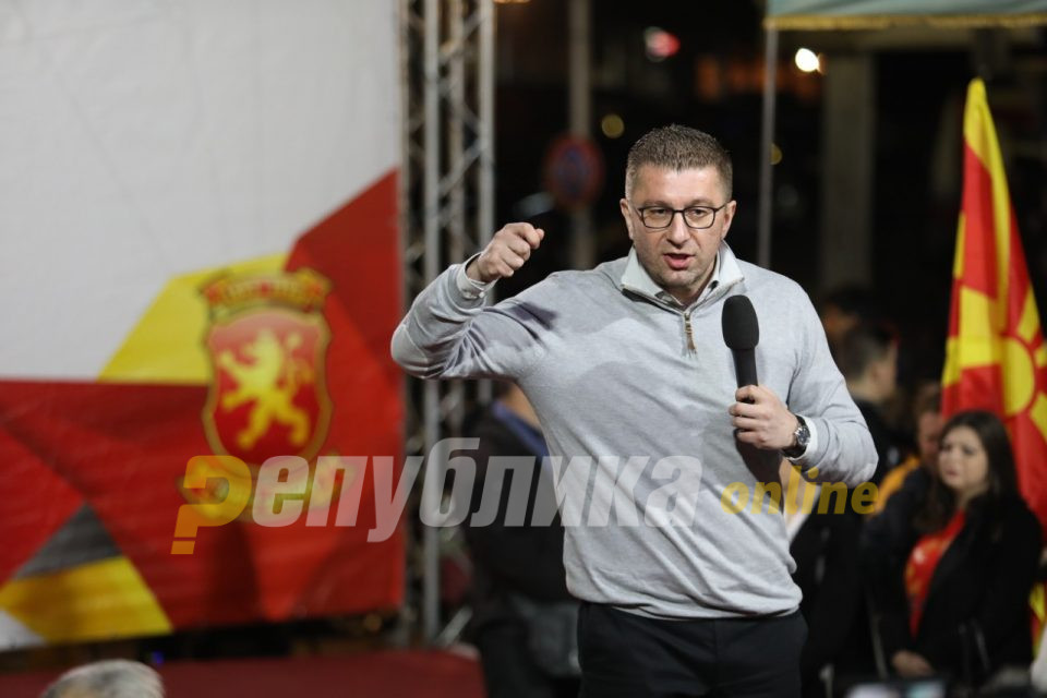 Место да си ја потпевнува на митинзи „Stranger in the night“, време е премиерот да ја научи „Wind of change“