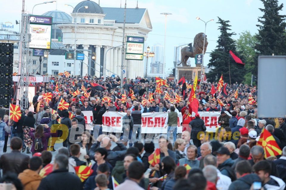 Не потклекнувајте им на уцените, зад параванот сте сами со честа и угледот