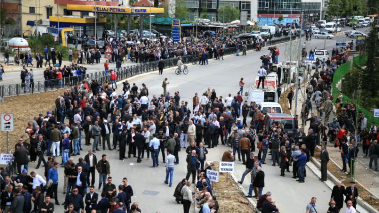 Албанската опозиција ги блокираше патиштата, бараат оставка од владата на Рама