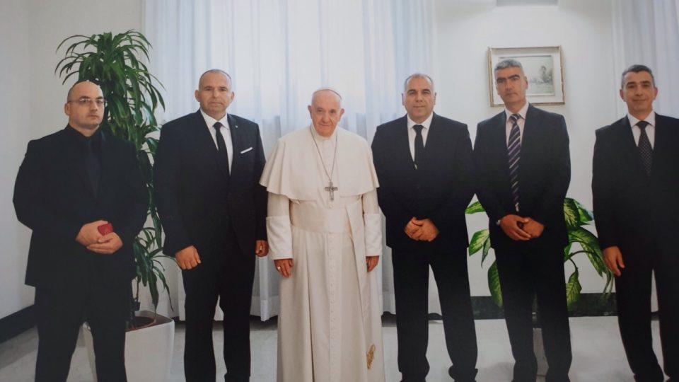 Папата доби значка од МВР